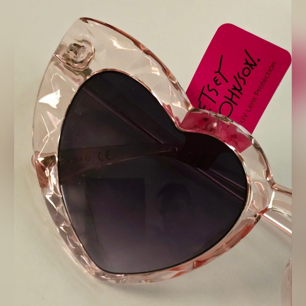2020 Betsy Johnson pink Heart lucite faceted crystal sunglasses sunnies Cateyes